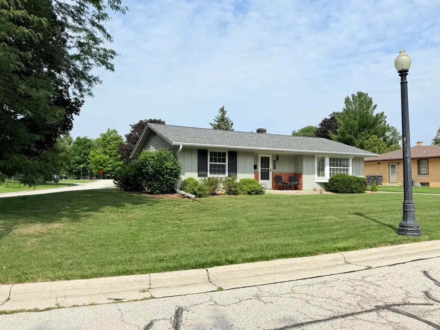 232 Crestwood Dr, Sheboygan Falls, WI 53085 - #2