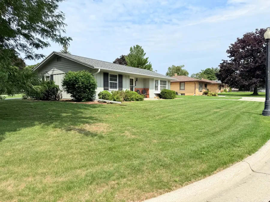 232 Crestwood Dr, Sheboygan Falls, WI 53085 - #3