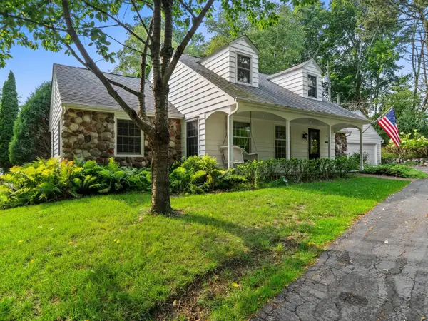 302 Fenway Ter, Manitowoc, WI 54220