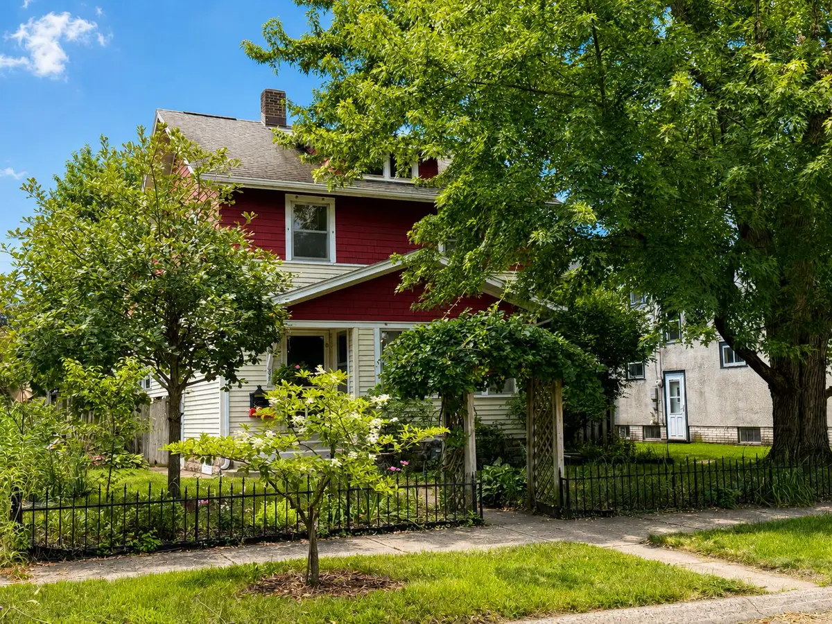 339 21st St S, La Crosse, WI 54601 - #1