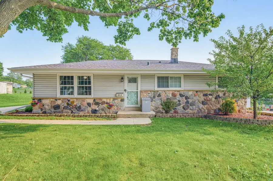 6619 Manchester Dr, Greendale, WI 53129 - #2