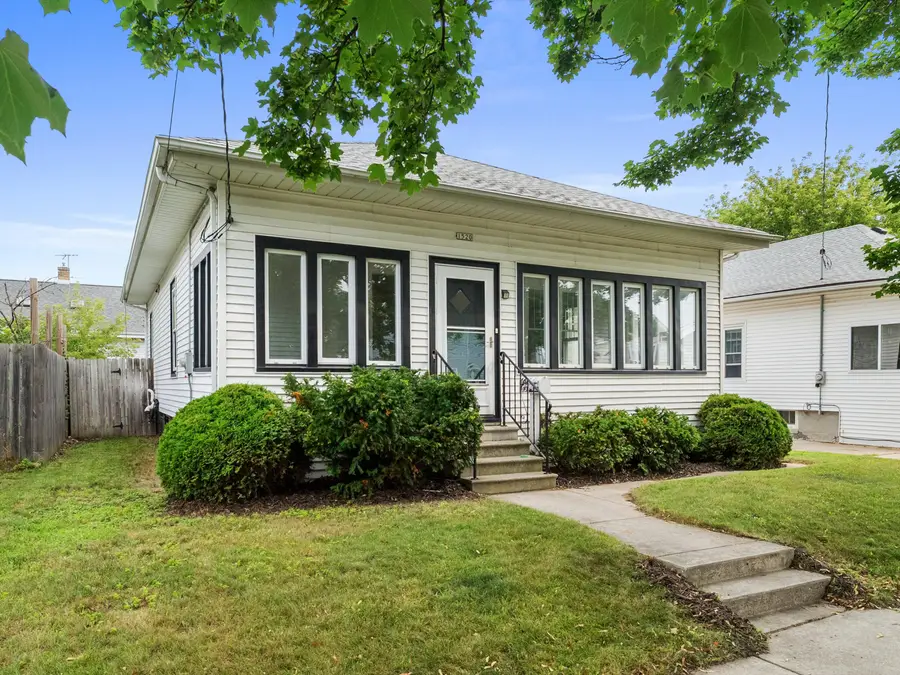 1520 Columbus St, Manitowoc, WI 54220 - #2