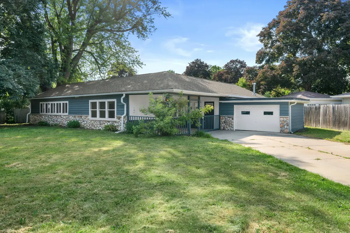 924 N Oakwood Ave, Oconomowoc, WI 53066 - #1