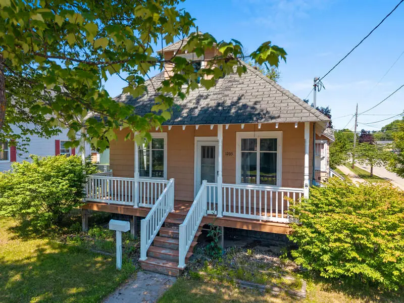 1203 Jackson St, Marinette, WI 54143 - #1