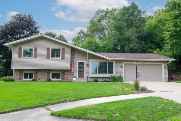 2909 Berkshire Ct, Waukesha, WI 53188