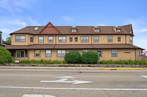 100 Main St, Pewaukee, WI 53072