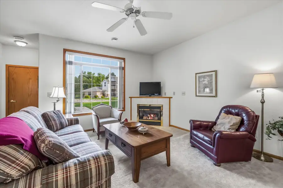 827 Cheyenne Ave, Grafton, WI 53024 - #2