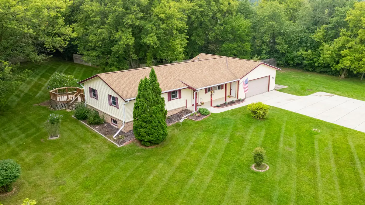 7841 Pathfinder Ln, Farmington, WI 53090 - #1