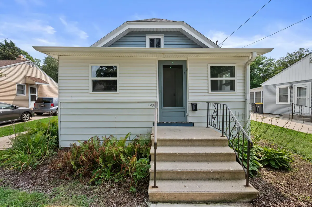 1209 Ellis St, Waukesha, WI 53186 - #1