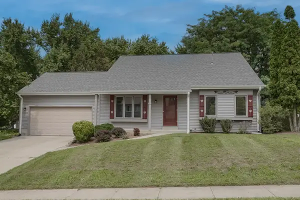 980 Bartlett Dr, Oconomowoc, WI 53066