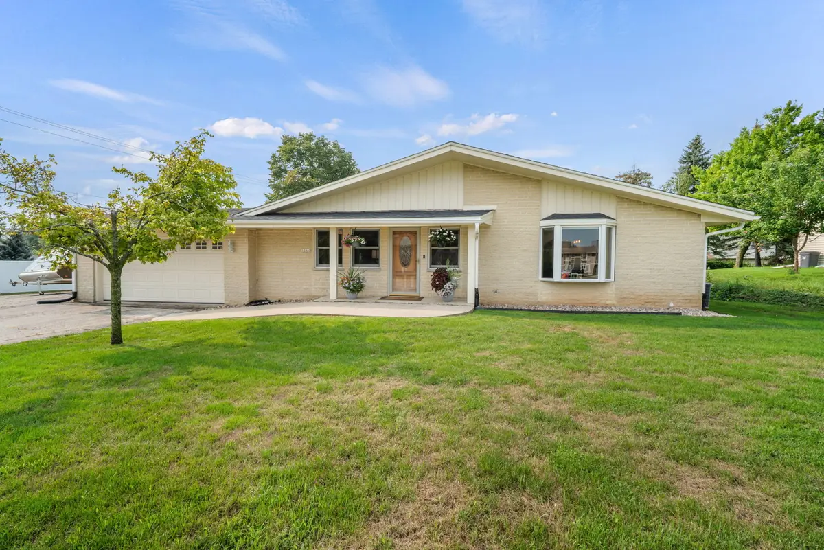 12405 W Euclid Ave, New Berlin, WI 53151 - #1