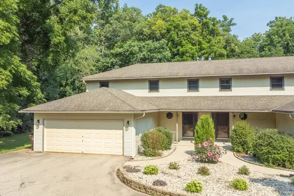 126 N Lapham Peak Rd, Delafield, WI 53018