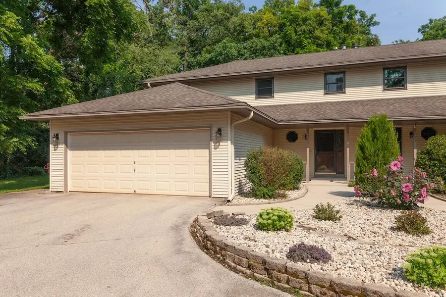 126 N Lapham Peak Rd, Delafield, WI 53018 - #2