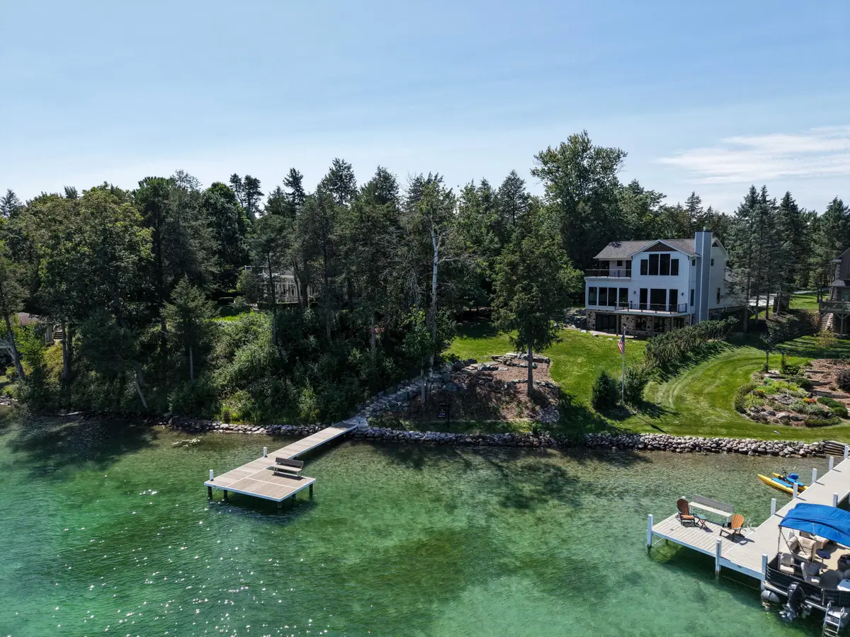 3244 N Interlaken Dr, Summit, WI 53066 - #1