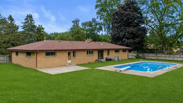 N56W15799 Bette Dr, Menomonee Falls, WI 53051