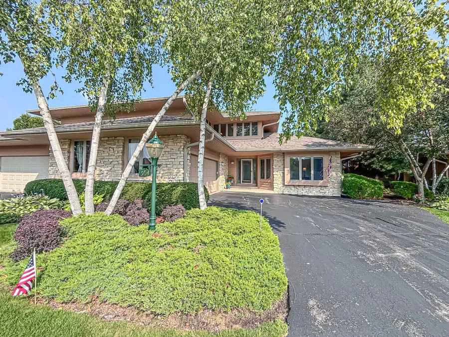 504 N Ponderosa Dr, Hartland, WI 53029 - #2