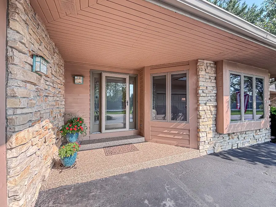 504 N Ponderosa Dr, Hartland, WI 53029 - #3