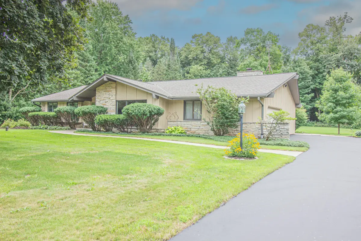 7343 Glencoe Dr, Cedarburg, WI 53012 - #1