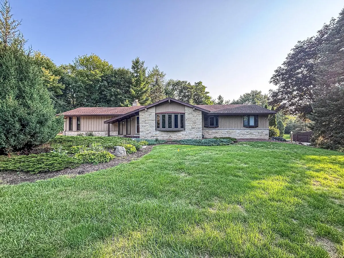 W228S5955 Arrow Ridge Rd, Waukesha, WI 53189 - #1