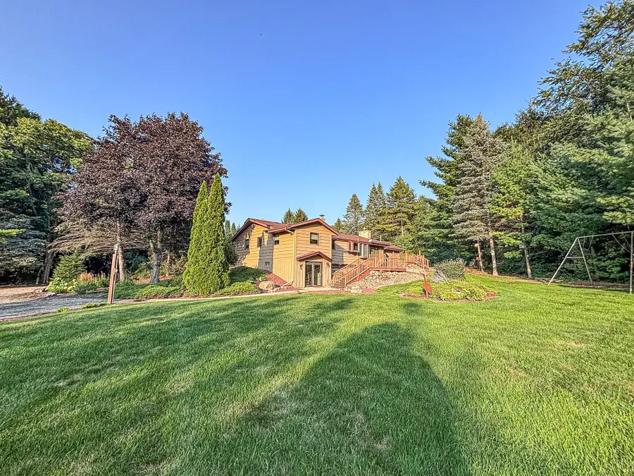 W228S5955 Arrow Ridge Rd, Waukesha, WI 53189 - #2