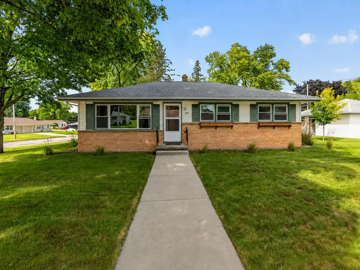 916 Jefferson St, West Bend, WI 53090 - #1