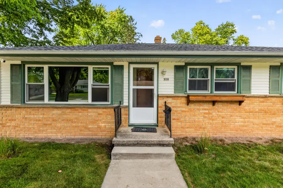 916 Jefferson St, West Bend, WI 53090 - #2