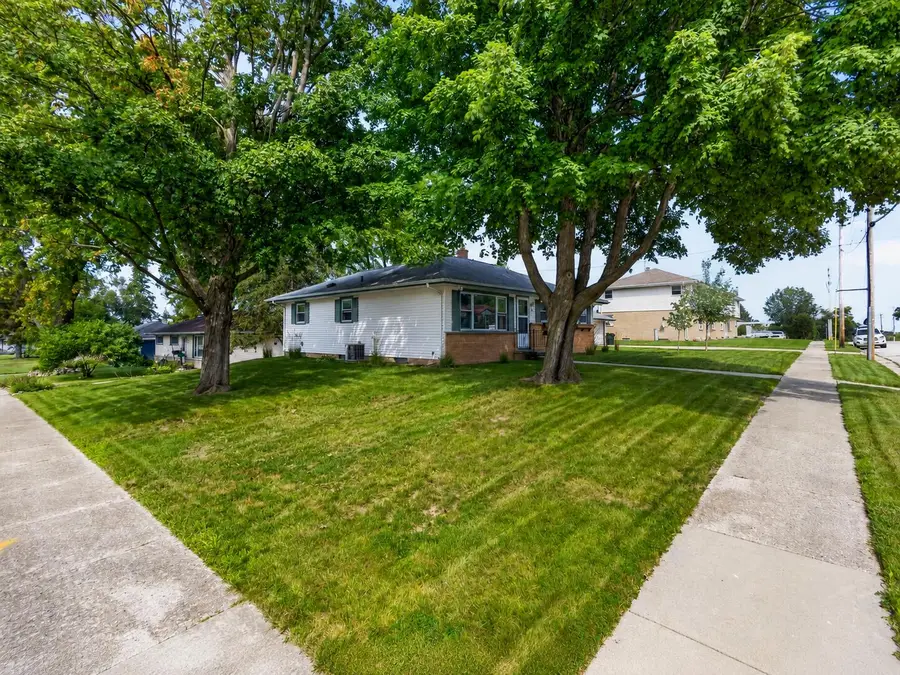 916 Jefferson St, West Bend, WI 53090 - #3