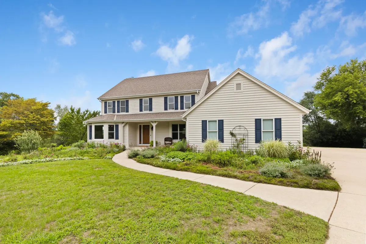 W248S6006 Deerfield Cir, Waukesha, WI 53189 - #1