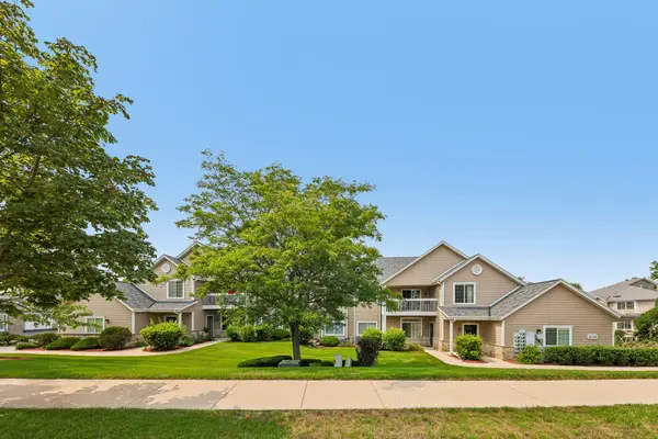 1038 River Place Blvd, Waukesha, WI 53189