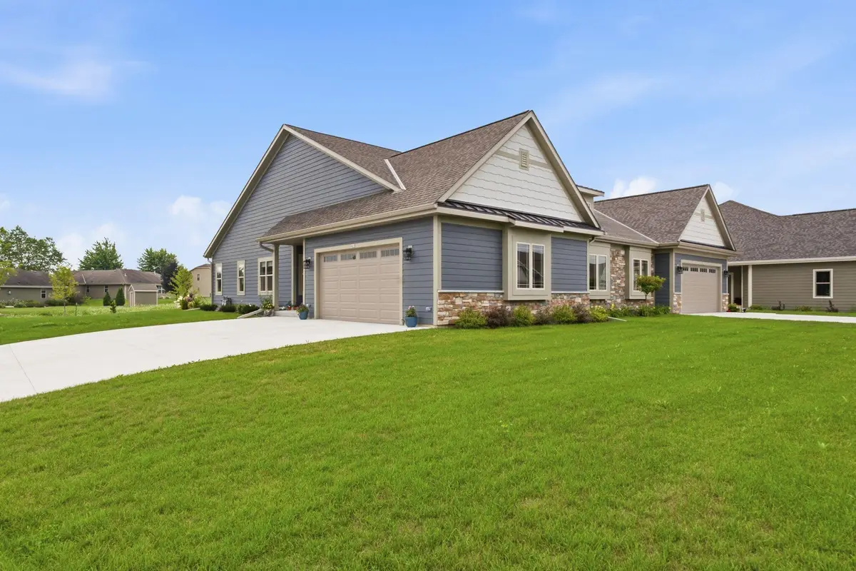 627 Lambert Ct, Slinger, WI 53086 - #1
