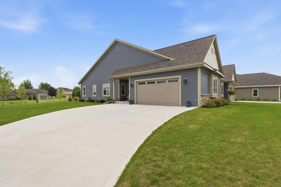 627 Lambert Ct, Slinger, WI 53086 - #2