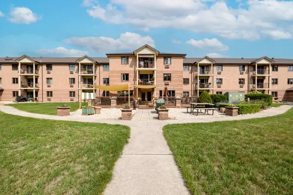 530 N Silverbrook Dr, West Bend, WI 53090