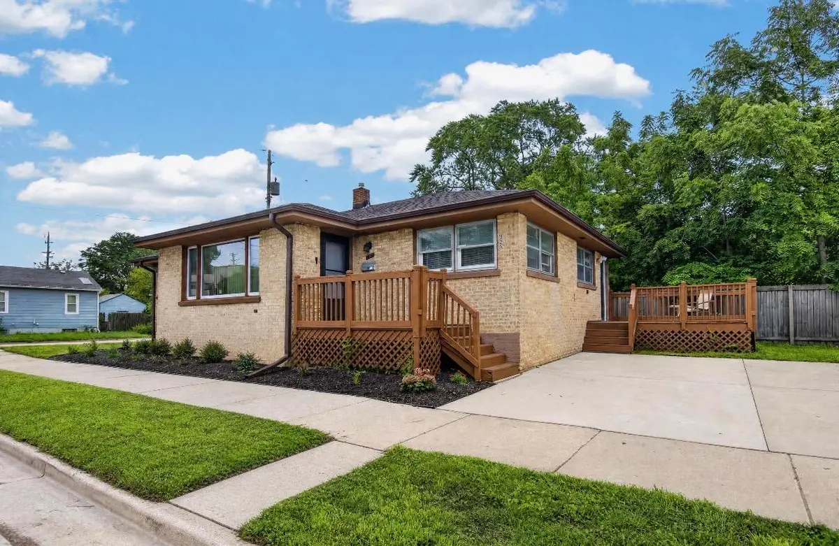 925 Lockwood Ave, Racine, WI 53403 - #1