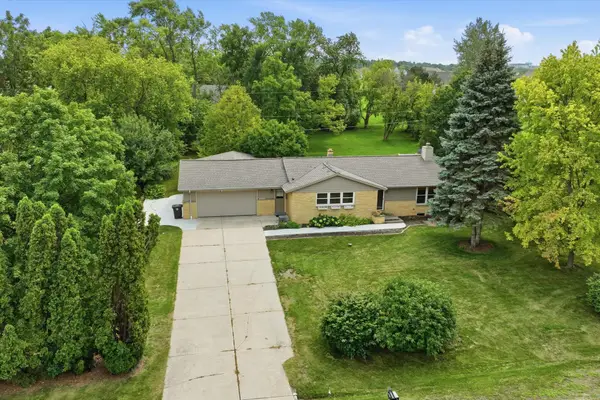 N68W15651 Chateau Dr, Menomonee Falls, WI 53051