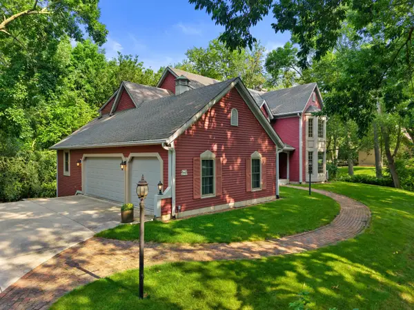 W278N2760 Rocky Point Rd, Pewaukee, WI 53072