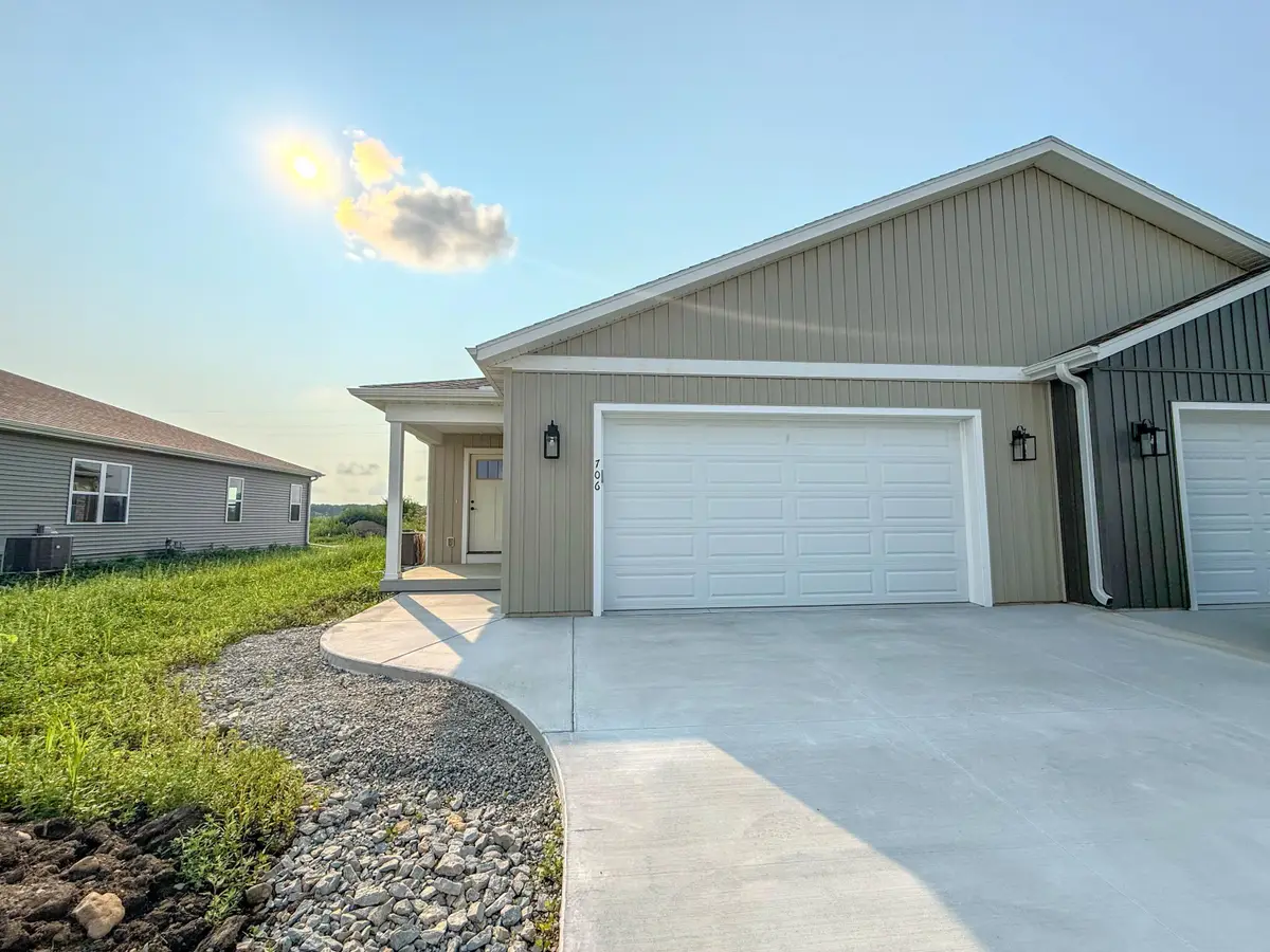 706 Johnson St, Watertown, WI 53094 - #1