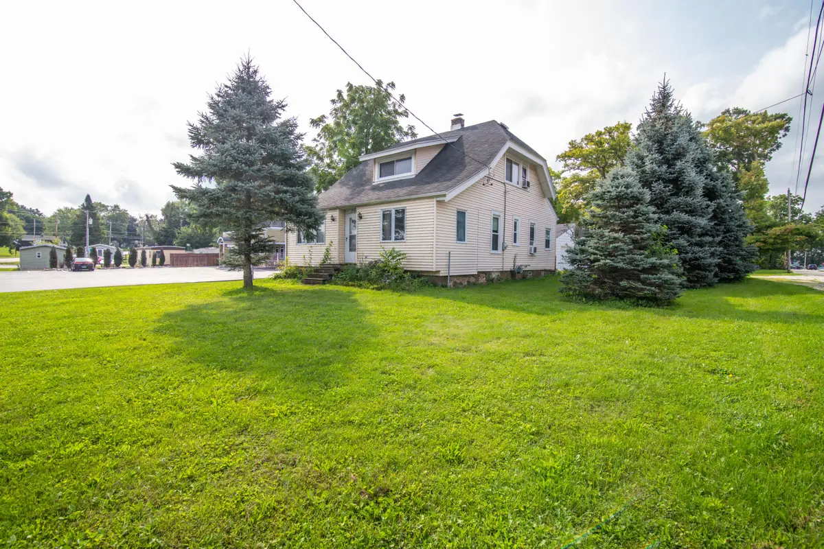 716 Glacier Rd, Pewaukee, WI 53072 - #1