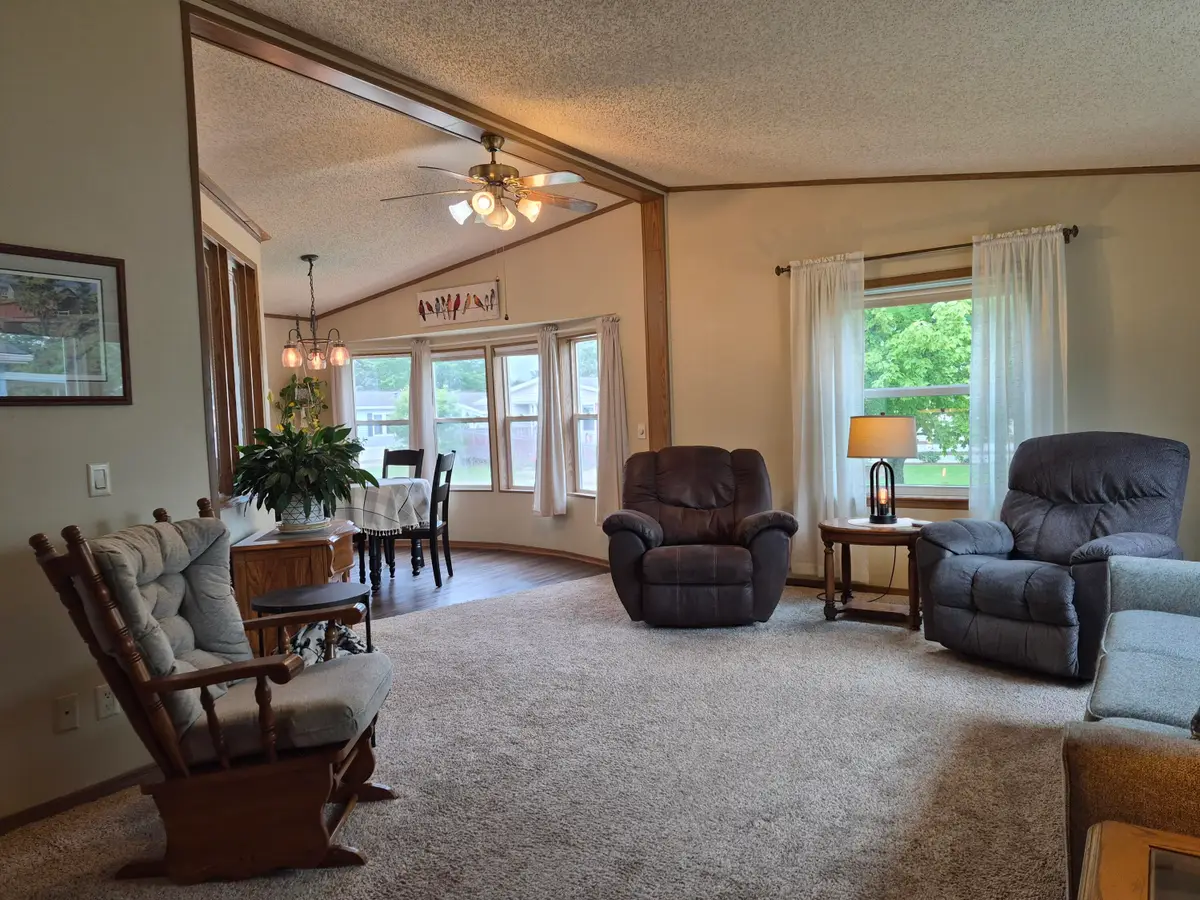 512 Harbor Heights Dr, Waterford, WI 53185 - #1