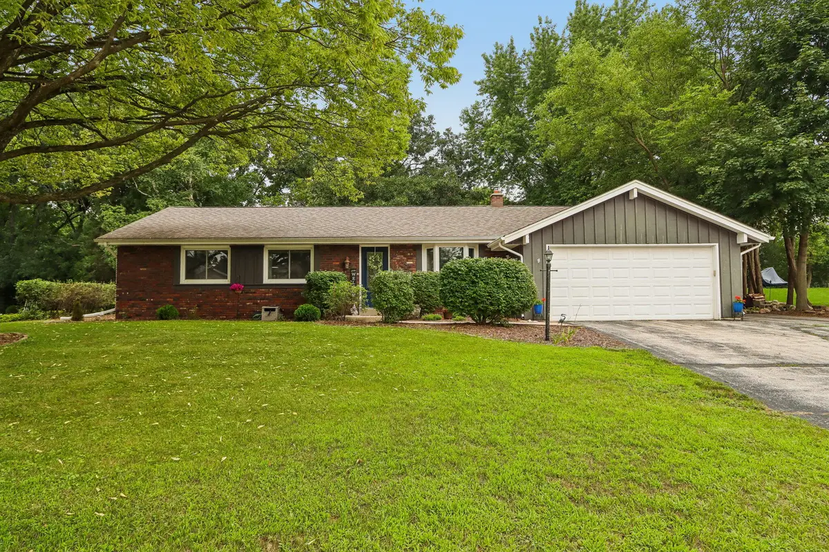 424 Hartwood Ln, Hartland, WI 53029 - #1