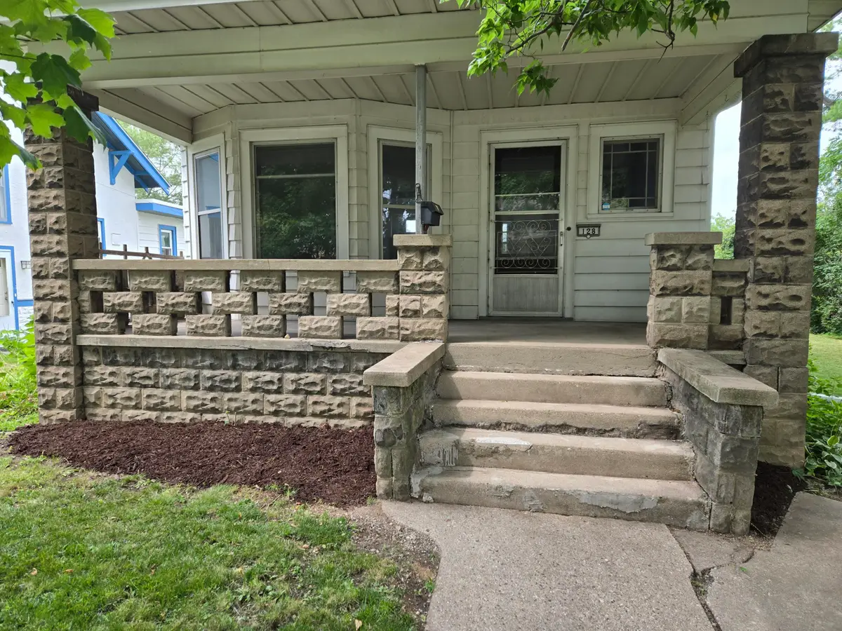 128 Hinman Ave, Waukesha, WI 53186 - #1