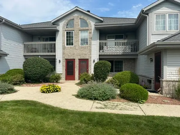 827 Quinlan Dr, Pewaukee, WI 53072