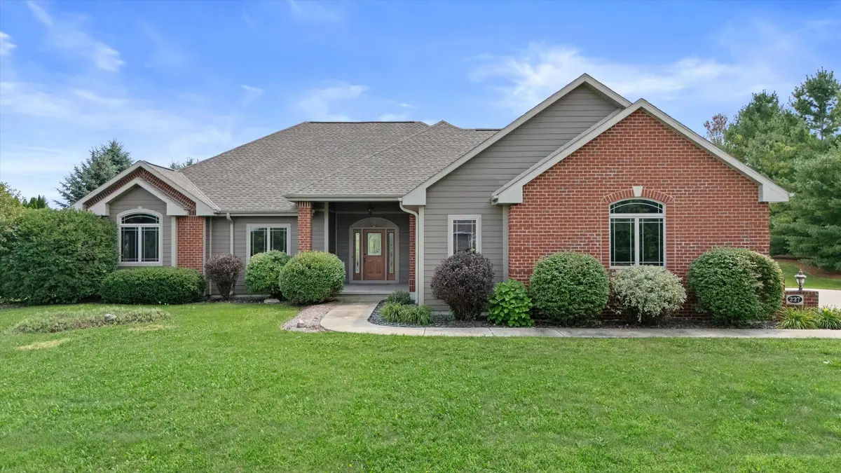 227 Hunters Xing N, Slinger, WI 53086 - #1