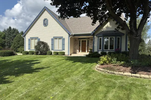 680 River Meadow Dr, Hartland, WI 53029