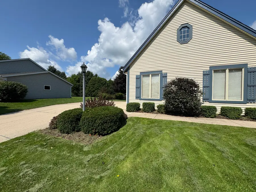 680 River Meadow Dr, Hartland, WI 53029 - #2