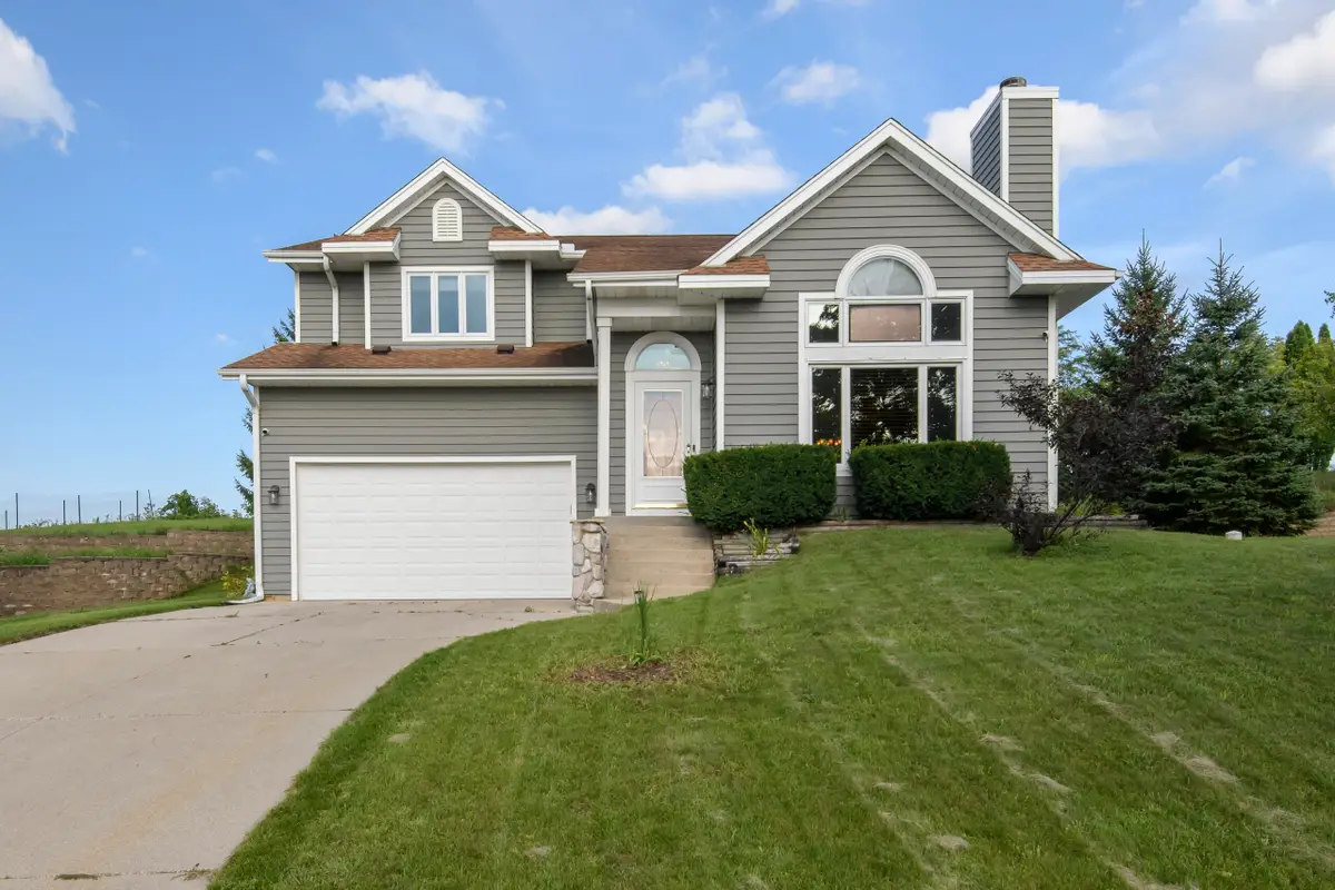 1497 Sunnyridge Rd, Pewaukee, WI 53072 - #1