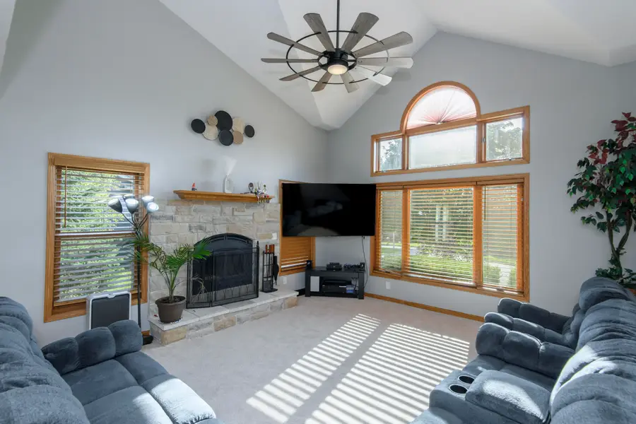 1497 Sunnyridge Rd, Pewaukee, WI 53072 - #2