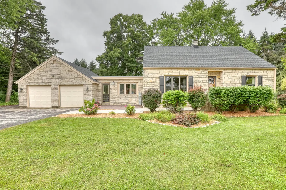 1863 Washington St, Grafton, WI 53024 - #1