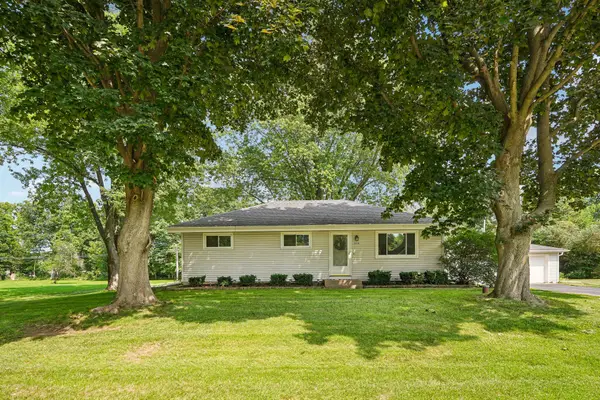2436 S Ronke Ln, New Berlin, WI 53151