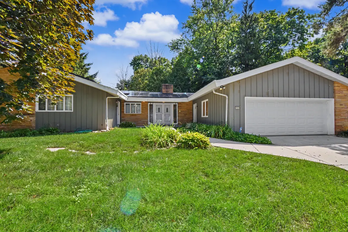 6920 N Beech Tree Dr, Glendale, WI 53209 - #1