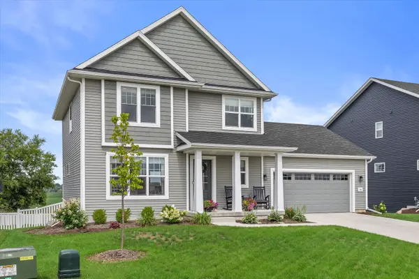 814 Burr Oak Ct, Oconomowoc, WI 53066